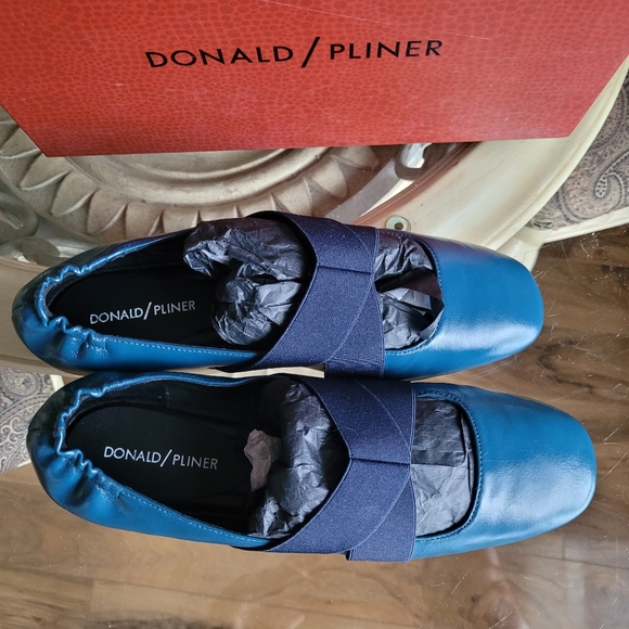 Donald Pliner blue/navy lacquered leather flats, size 9 - Picture 2 of 8